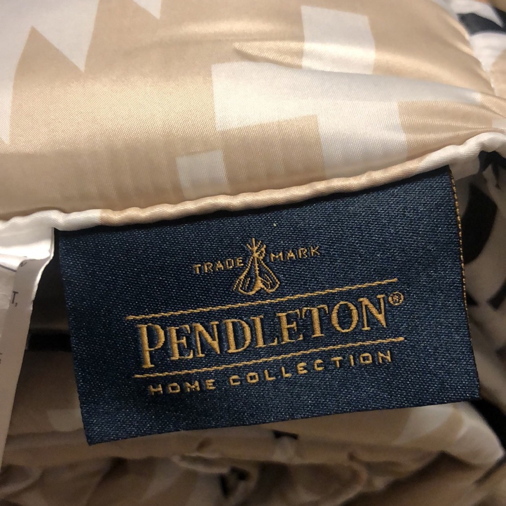 Brand 🆕💖💖💖 PENDLETON packable throw. - Picture 5 of 8